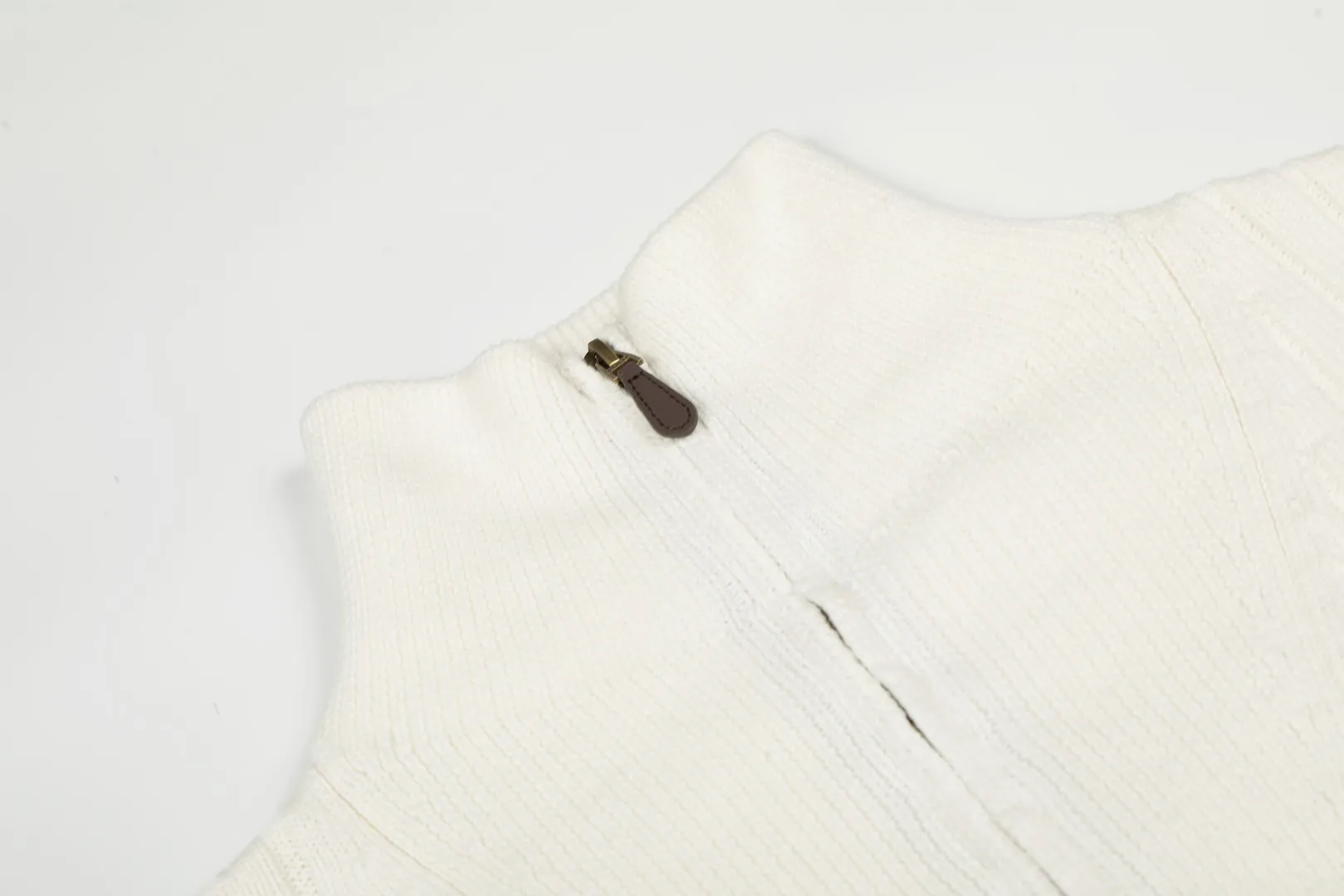P250 Top quality" Style number: DS114# (not off the shelves all year round) [Ralph Lauren half-zip solid color pony embroidered logo striped knitted sweater] ✅Ralph Lauren half-zip classic basic versatile unisex couple pullover sweater ✅Main supplier platform live broadcast Wholesale entity Replenish when out of stock Not off the shelf ✅ZP quality 1:1 version Scan the code to enter the GF website Counter quality ✅Detailed quality The only one in Guangzhou Imported quality cotton yarn, focusing on high-end, cost-effective, good quality needless to say. ✅Restore the original version. The maximum size can be worn up to 190 pounds. Loose, comfortable and stress-free. ✅The upper body is simple and easy to match. A must-have item for ootd. Good-looking clothes are never picky. Recommended must-have items in the wardrobe. Size: S-XL. Color: Black, white, gray, khaki, navy blue, white label, red gold label.